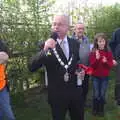 The Mayor of Bungay starts the half marathon, The Black Dog Festival of Running, Bungay, Suffolk - 2nd April 2017