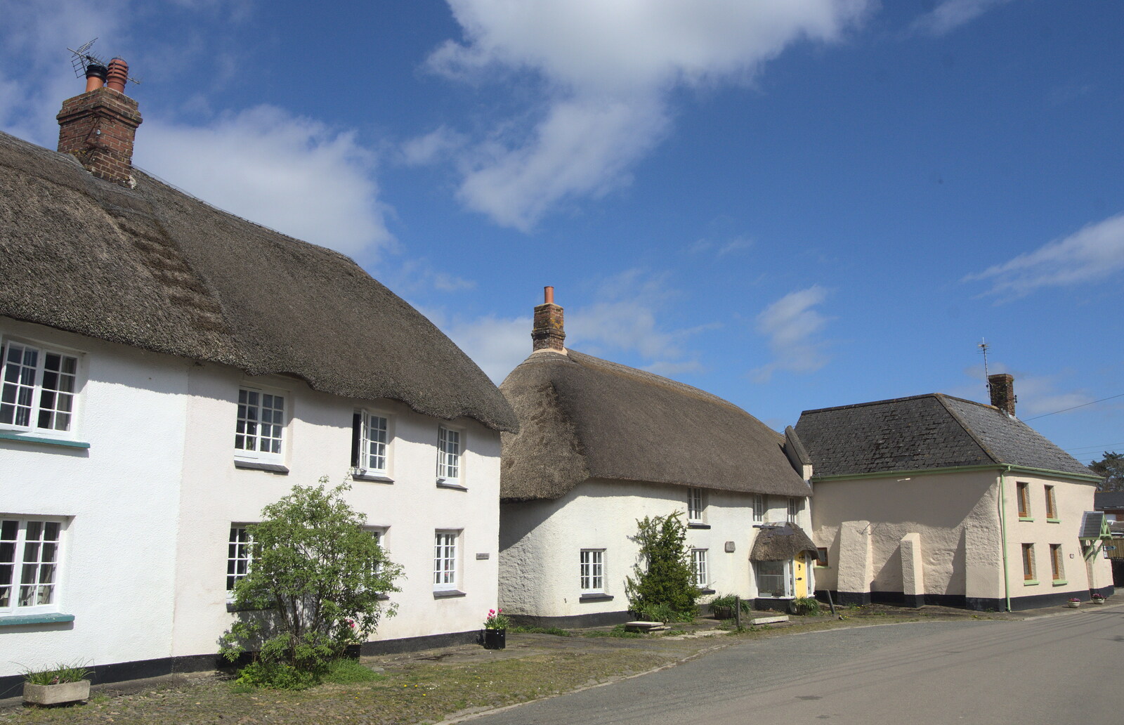 Thatched cottages in Spreyton from Grandma J's and a Day on the Beach, Spreyton and Exmouth, Devon - 13th April 2017