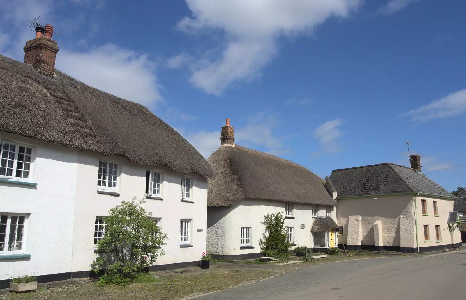 Thatched cottages in Spreyton, from Grandma J's and a Day on the Beach, Spreyton and Exmouth, Devon - 13th April 2017