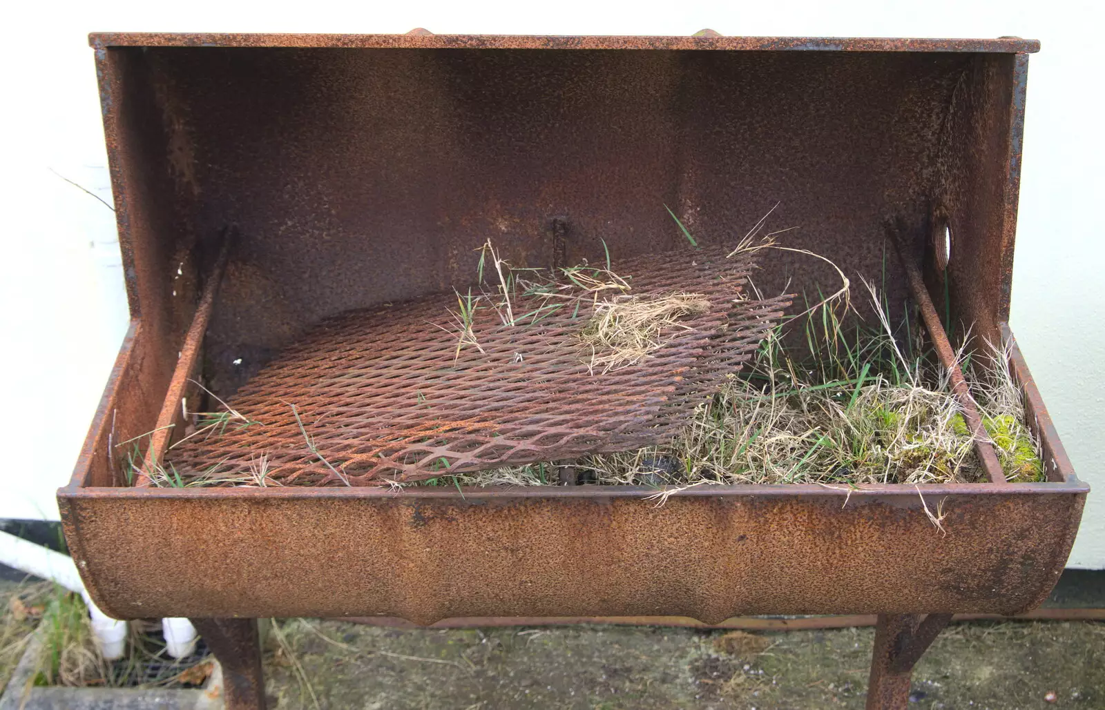 A rusty barbeque at Spreyton Community Centre, from A Barbeque, Grimspound and Pizza, Dartmoor and Exeter, Devon - 15th April 2017