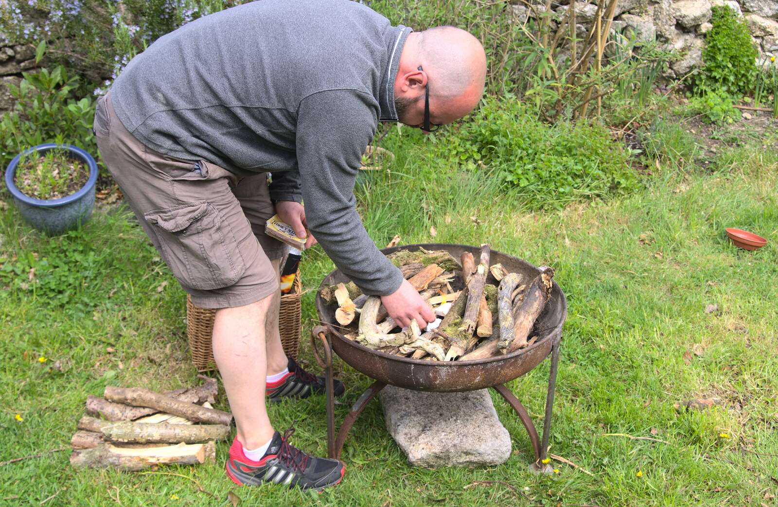 Matt loads up the barbeque from A Barbeque, Grimspound and Pizza, Dartmoor and Exeter, Devon - 15th April 2017