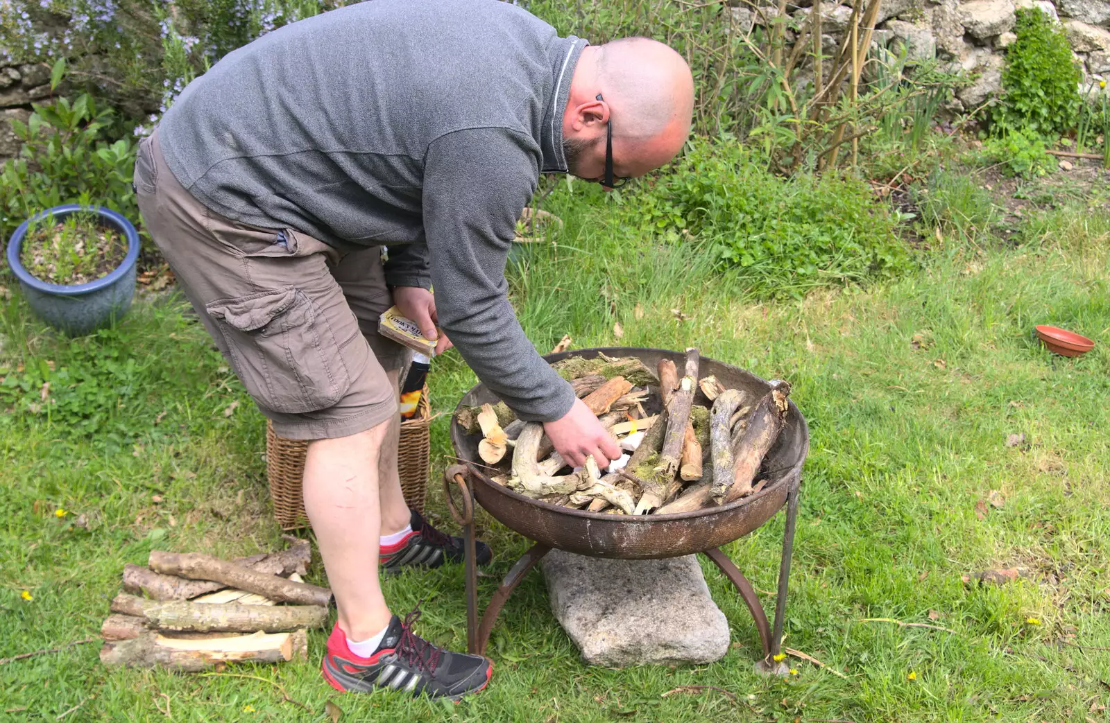 Matt loads up the barbeque, from A Barbeque, Grimspound and Pizza, Dartmoor and Exeter, Devon - 15th April 2017