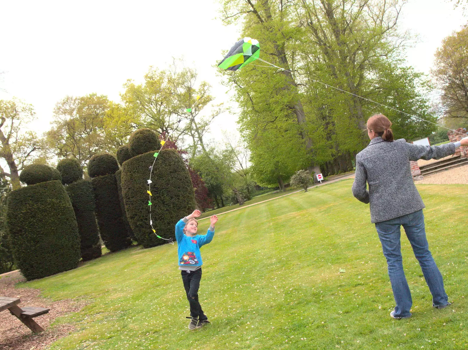 Kite action, from Campfires, Oaksmere Building and a BSCC Bike Ride, Brome, Suffolk - 4th May 2017