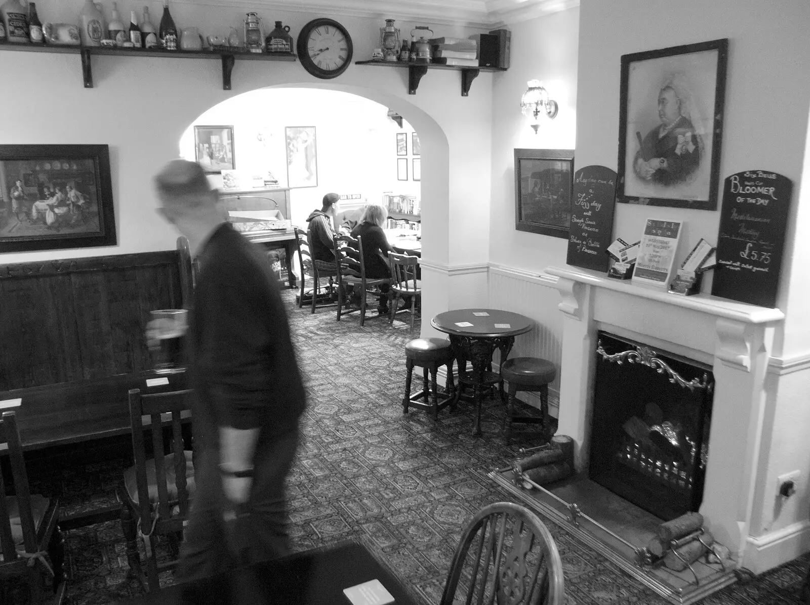 Paul looks back at the folk musicians in the back, from Campfires, Oaksmere Building and a BSCC Bike Ride, Brome, Suffolk - 4th May 2017