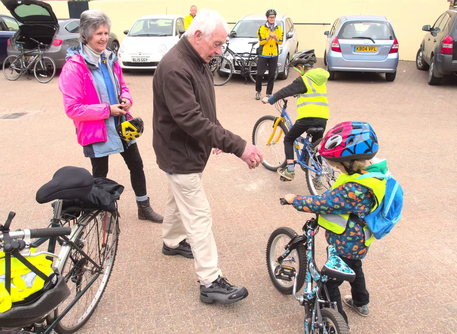 Colin goes to give Harry a hand, from The Last-Ever BSCC Weekend Away Bike Ride, Thaxted, Essex - 6th May 2017