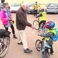 Colin goes to give Harry a hand, The Last-Ever BSCC Weekend Away Bike Ride, Thaxted, Essex - 6th May 2017