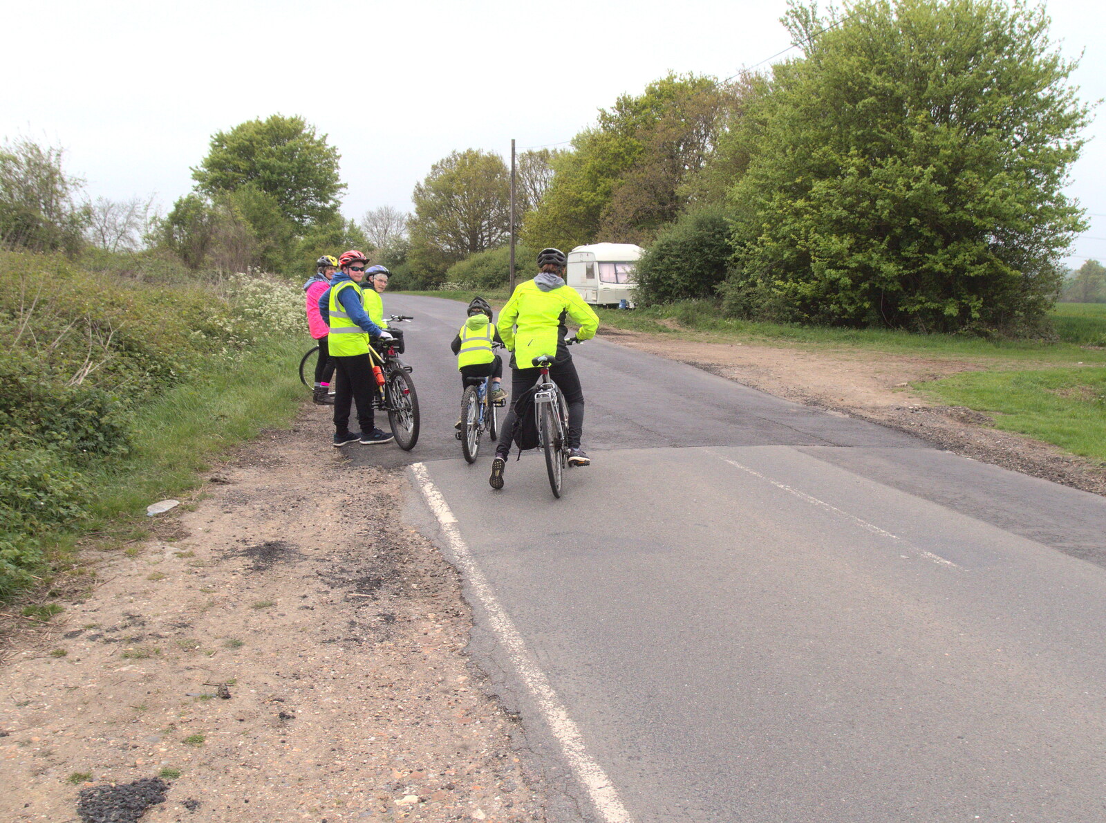 The group heads off again from The Last-Ever BSCC Weekend Away Bike Ride, Thaxted, Essex - 6th May 2017