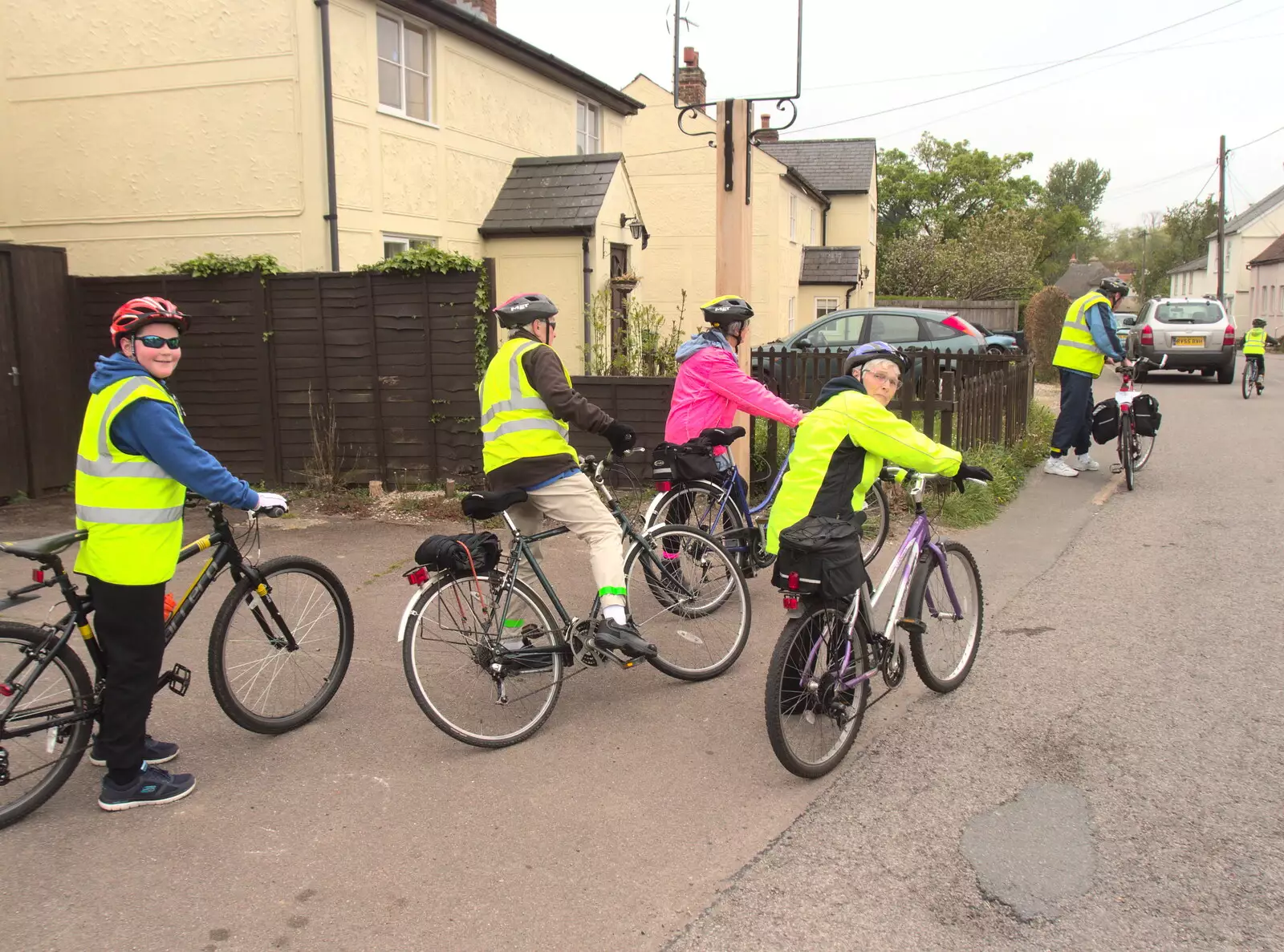 There's another stop to check maps, from The Last-Ever BSCC Weekend Away Bike Ride, Thaxted, Essex - 6th May 2017