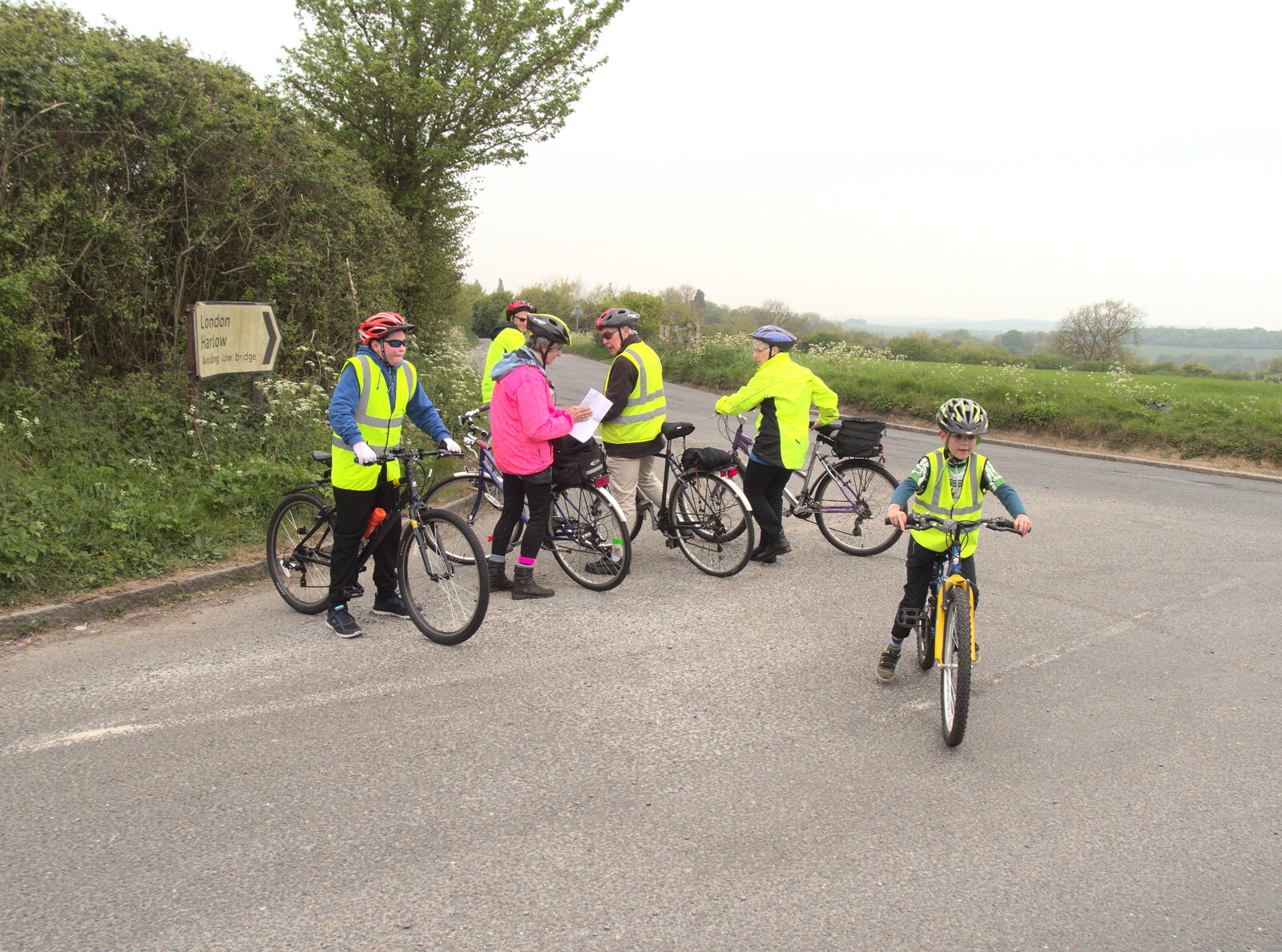 There's another map stop at the top of a hill from The Last-Ever BSCC Weekend Away Bike Ride, Thaxted, Essex - 6th May 2017