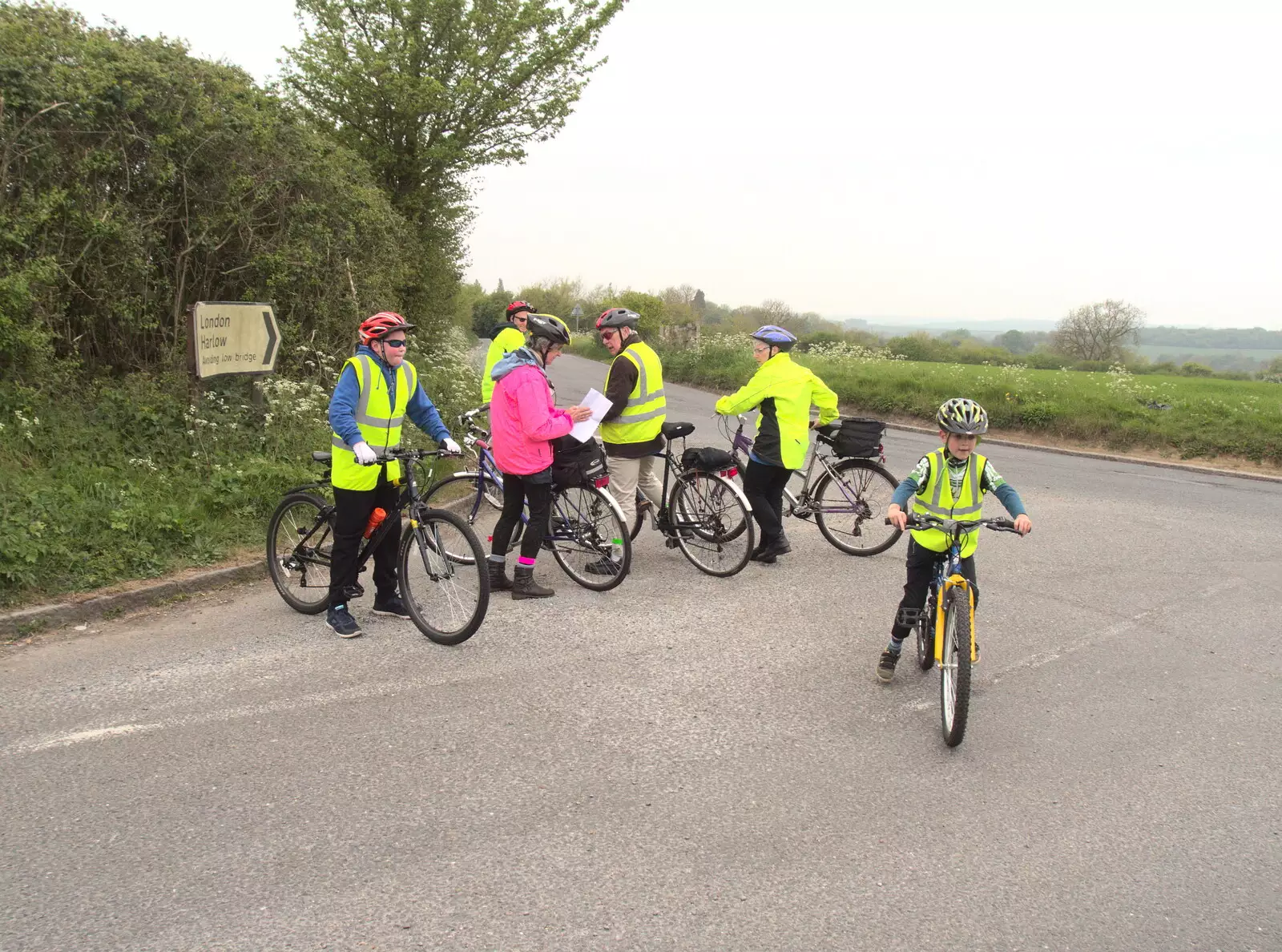 There's another map stop at the top of a hill, from The Last-Ever BSCC Weekend Away Bike Ride, Thaxted, Essex - 6th May 2017