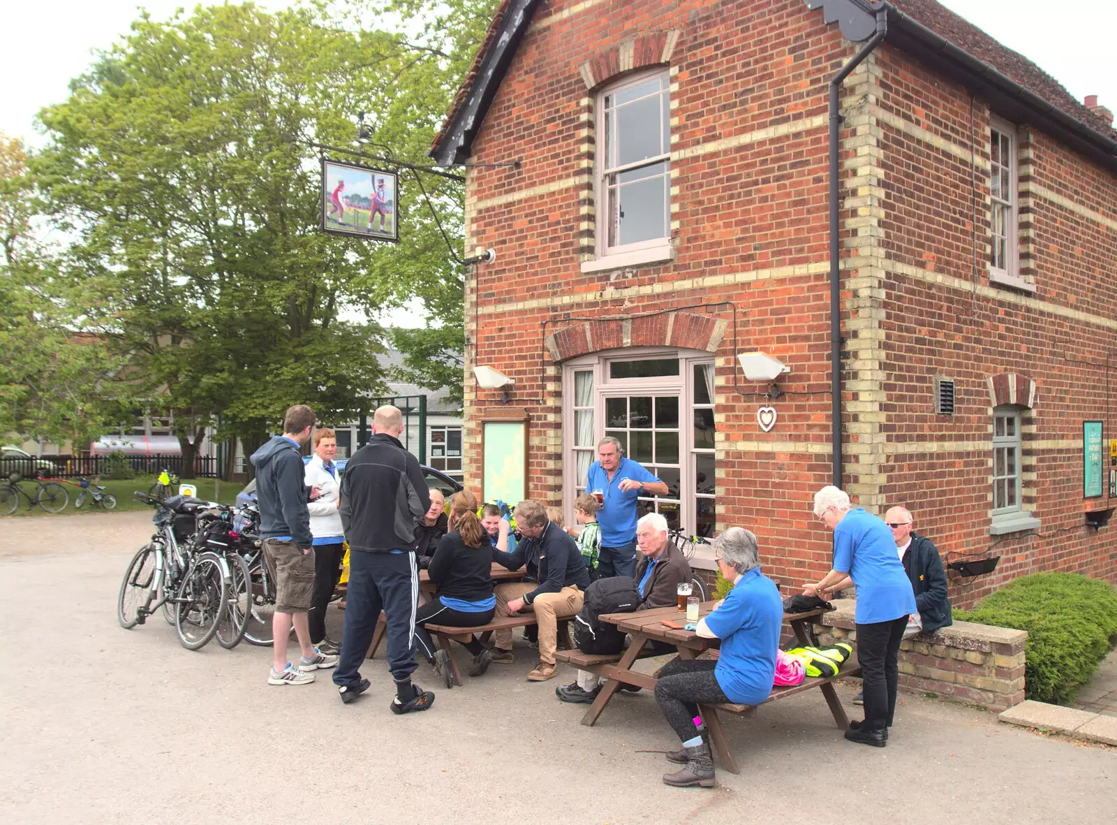 We make it to the first pub, from The Last-Ever BSCC Weekend Away Bike Ride, Thaxted, Essex - 6th May 2017