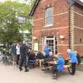 We make it to the first pub, The Last-Ever BSCC Weekend Away Bike Ride, Thaxted, Essex - 6th May 2017