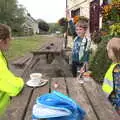 Fred does a power salute, The Last-Ever BSCC Weekend Away Bike Ride, Thaxted, Essex - 6th May 2017