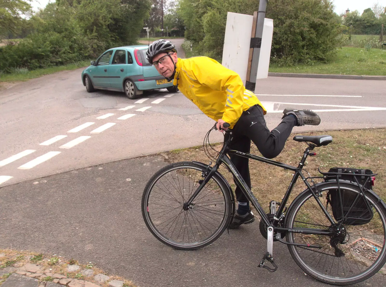 Apple gets off his steed, from The Last-Ever BSCC Weekend Away Bike Ride, Thaxted, Essex - 6th May 2017