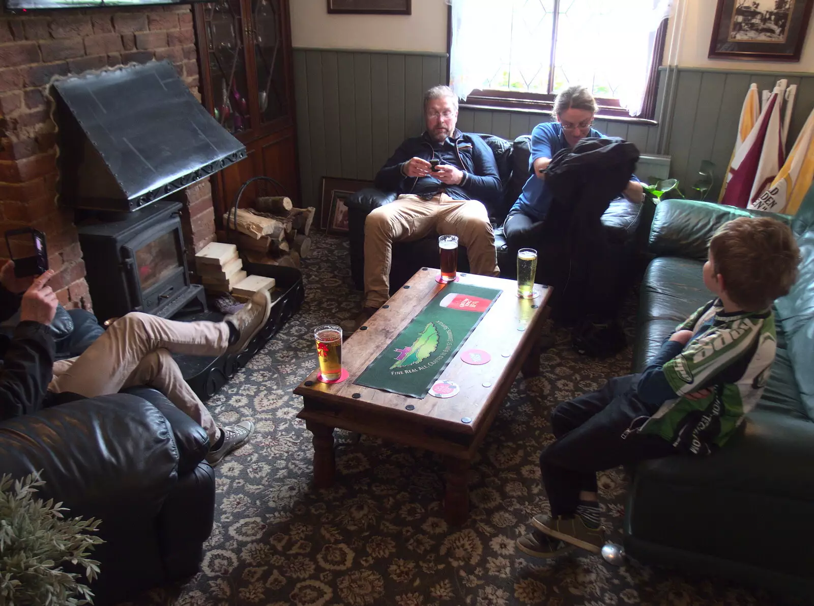 Fred and the gang flake out in the lounge, from The Last-Ever BSCC Weekend Away Bike Ride, Thaxted, Essex - 6th May 2017