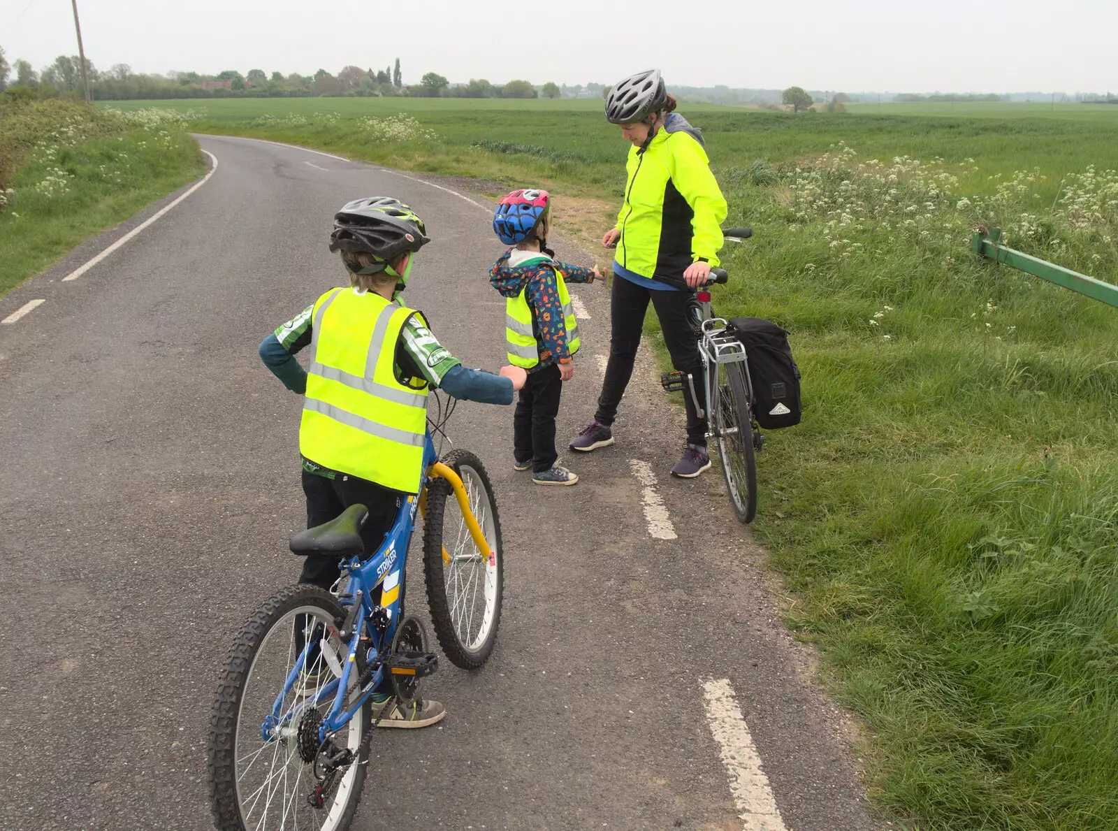 We re-group at the top of the hill, from The Last-Ever BSCC Weekend Away Bike Ride, Thaxted, Essex - 6th May 2017