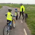 We re-group at the top of the hill, The Last-Ever BSCC Weekend Away Bike Ride, Thaxted, Essex - 6th May 2017