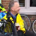 Apple has a beer, The Last-Ever BSCC Weekend Away Bike Ride, Thaxted, Essex - 6th May 2017