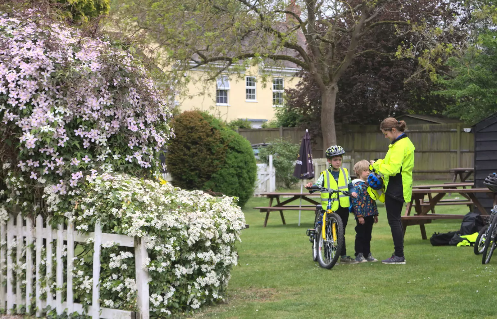 In the pub garden, from The Last-Ever BSCC Weekend Away Bike Ride, Thaxted, Essex - 6th May 2017