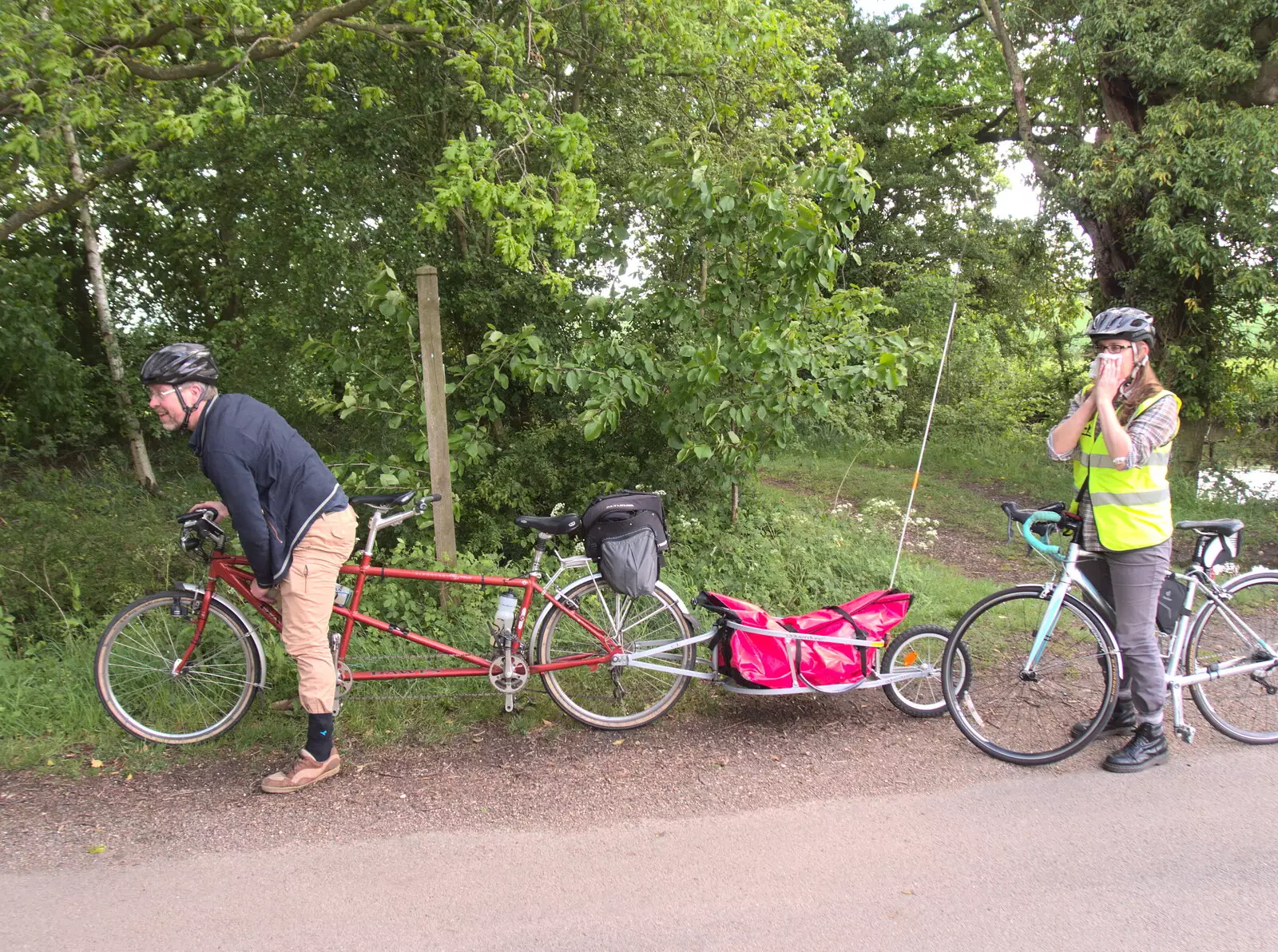 DH stops for a wee, as Marc and Suey wait, from A Day at the Grain Brewery Open Day, Alburgh, Suffolk - 20th May 2017