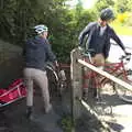 Marc and DH wrangle the tandem and trailer, A Day at the Grain Brewery Open Day, Alburgh, Suffolk - 20th May 2017