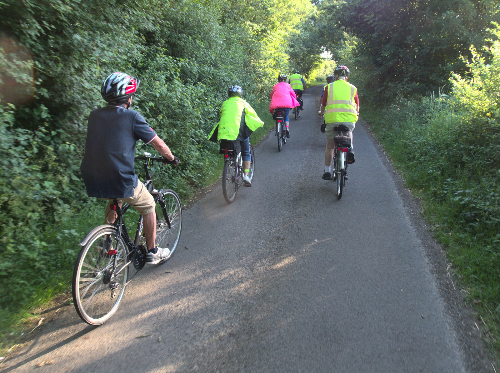 The BSCC heads off towards Thrandeston from The BSCC Rides to the Six Bells, Gislingham, Suffolk - 1st June 2017