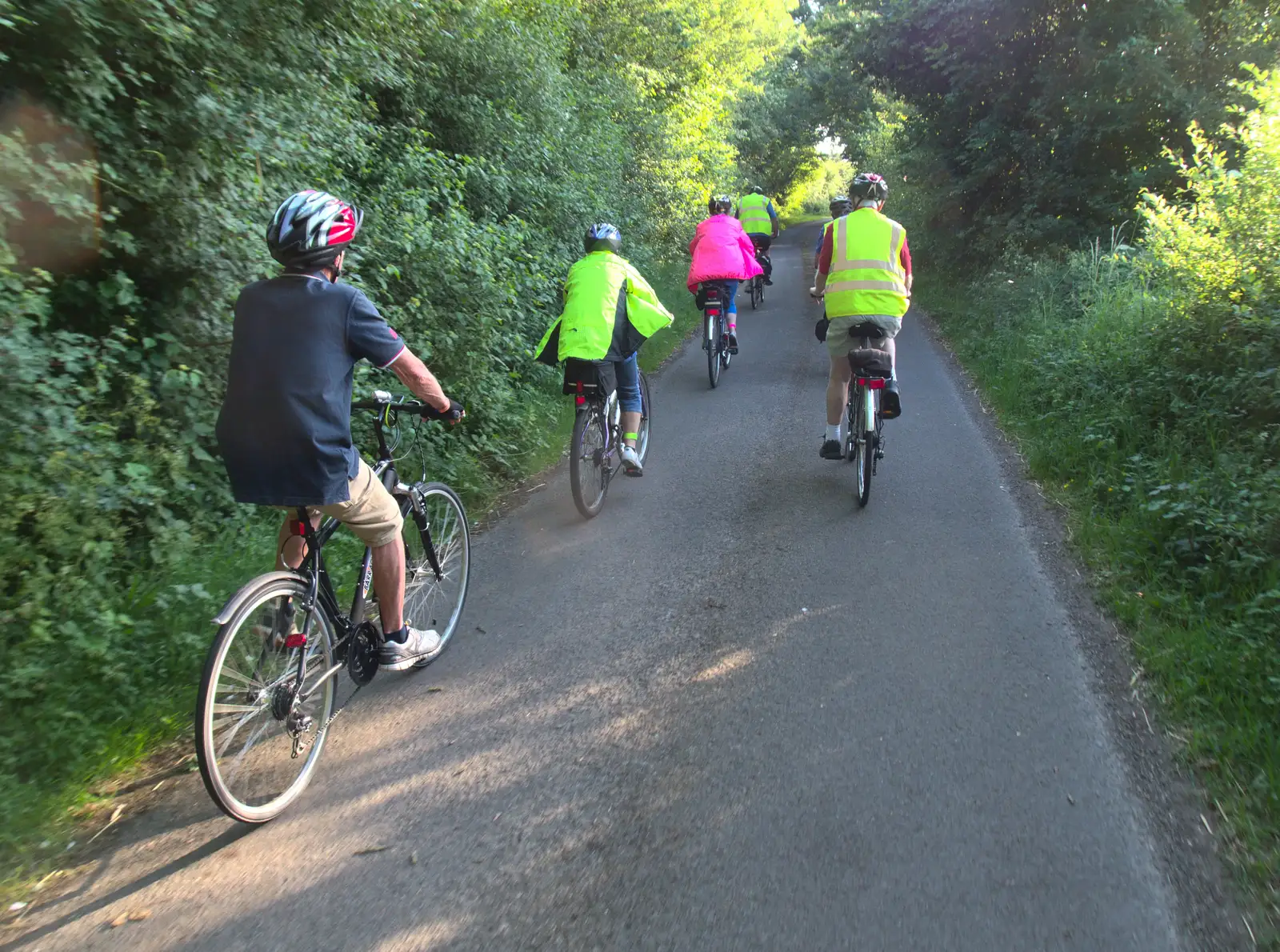 The BSCC heads off towards Thrandeston, from The BSCC Rides to the Six Bells, Gislingham, Suffolk - 1st June 2017