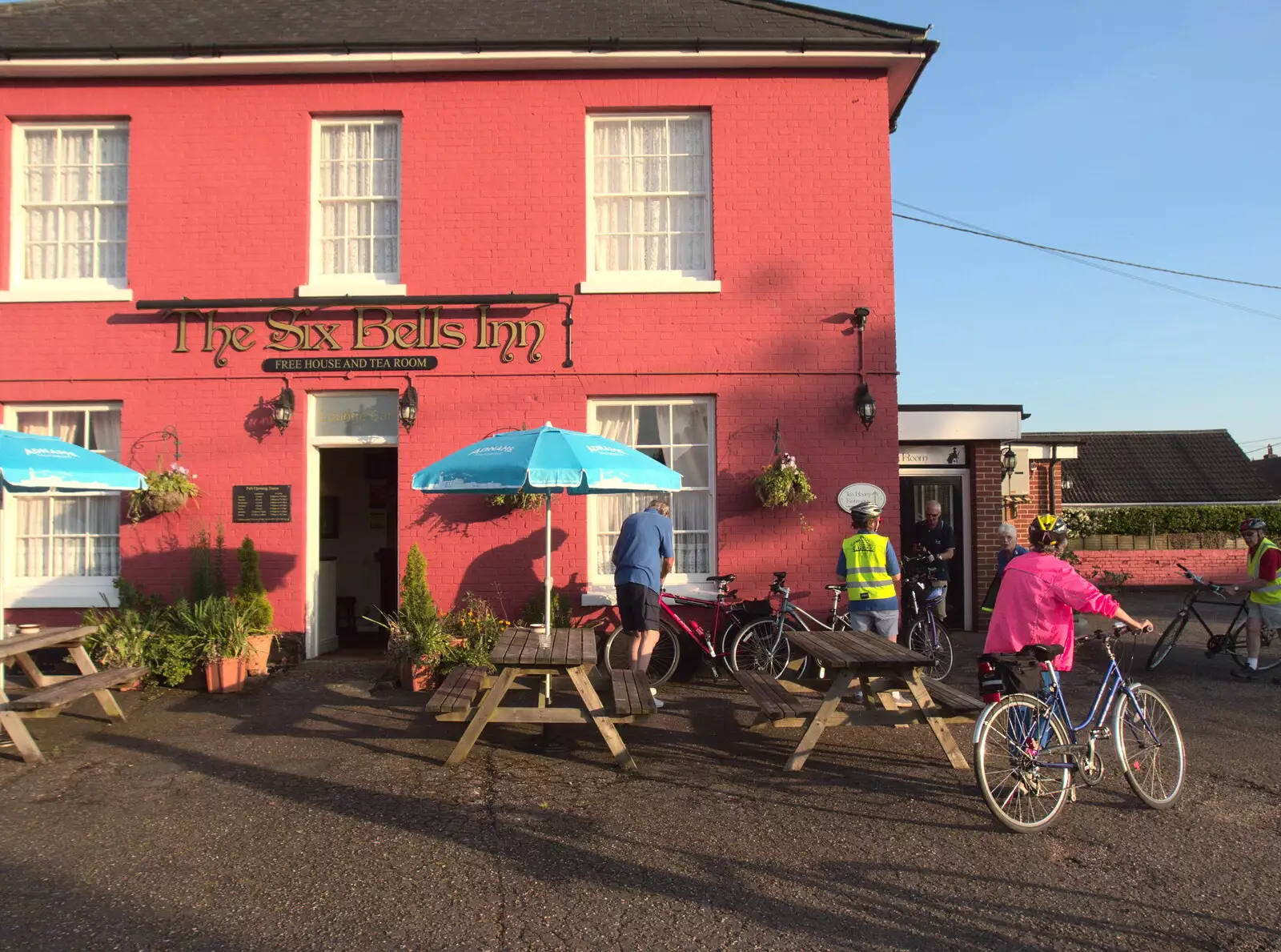 We arrive at the Six Bells in Gislingham, from The BSCC Rides to the Six Bells, Gislingham, Suffolk - 1st June 2017