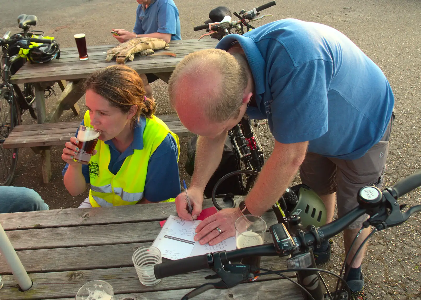 Paul signs the card, from The BSCC Rides to the Six Bells, Gislingham, Suffolk - 1st June 2017