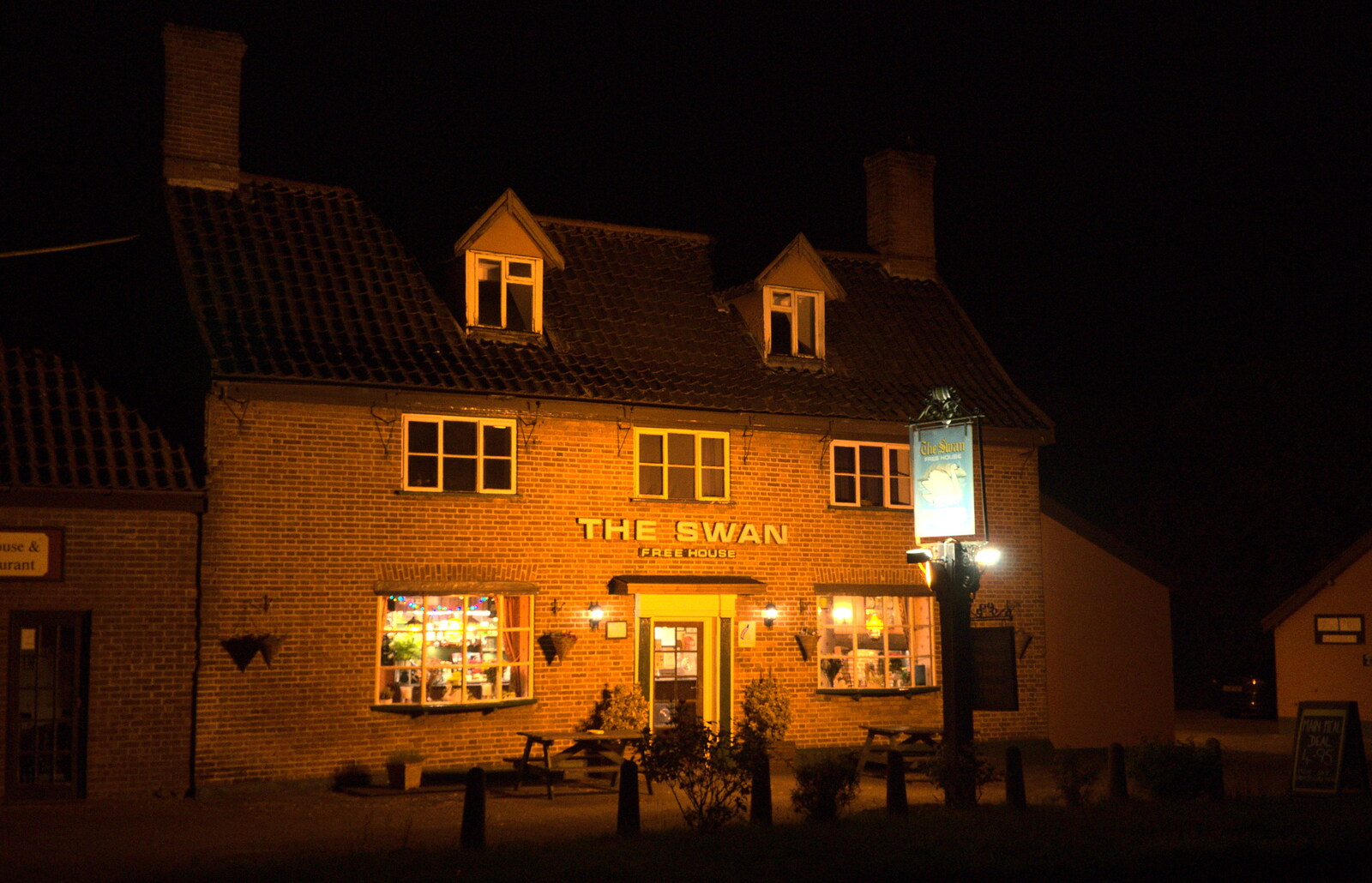 That's it: would the last one out turn off the lights from A Retirement: The Last Night of The Swan Inn, Brome, Suffolk - 3rd June 2017