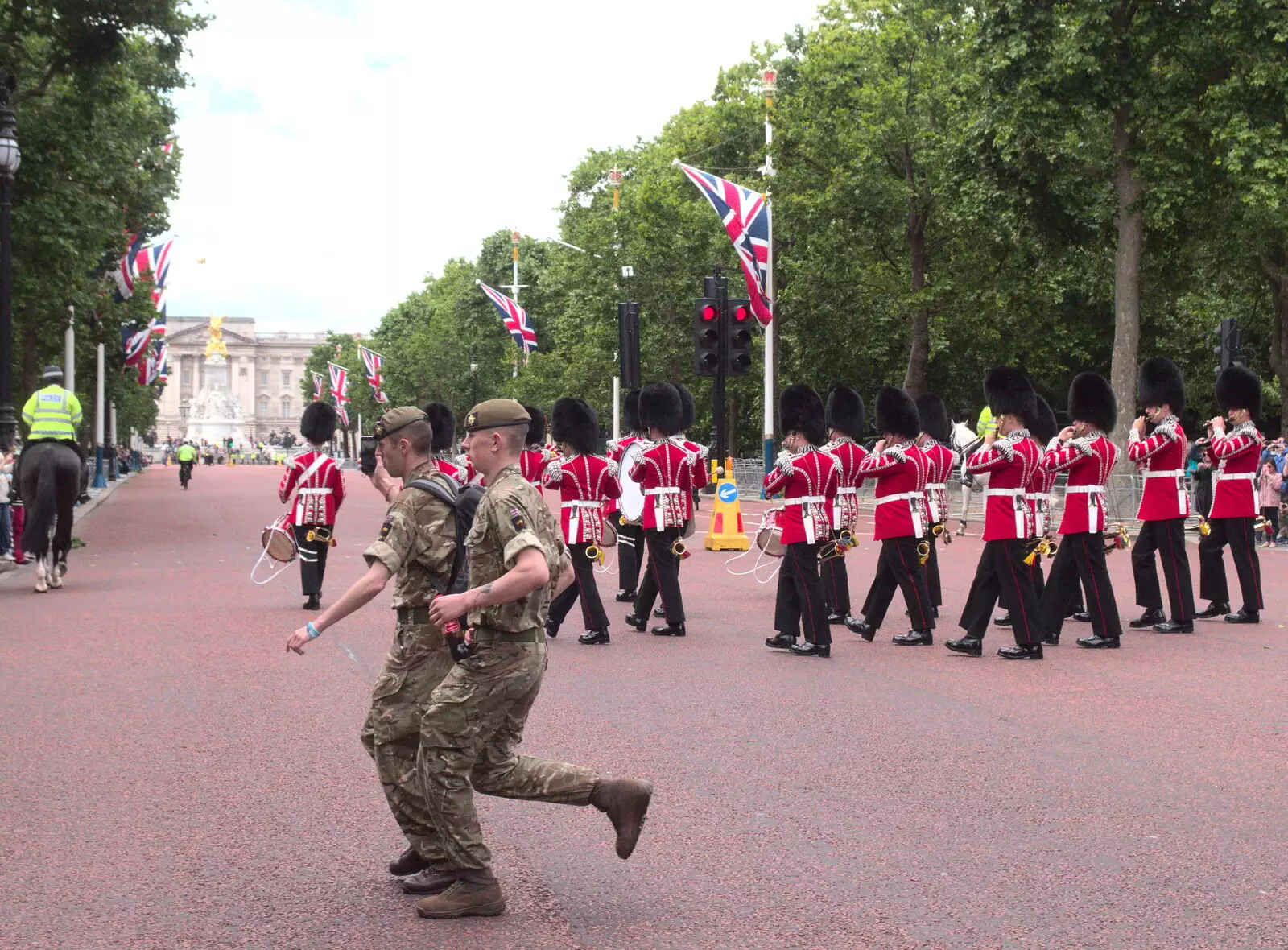 The army runs out, from The BSCC at the Mellis Railway and The Swan, Brome, Suffolk - 8th June 2017