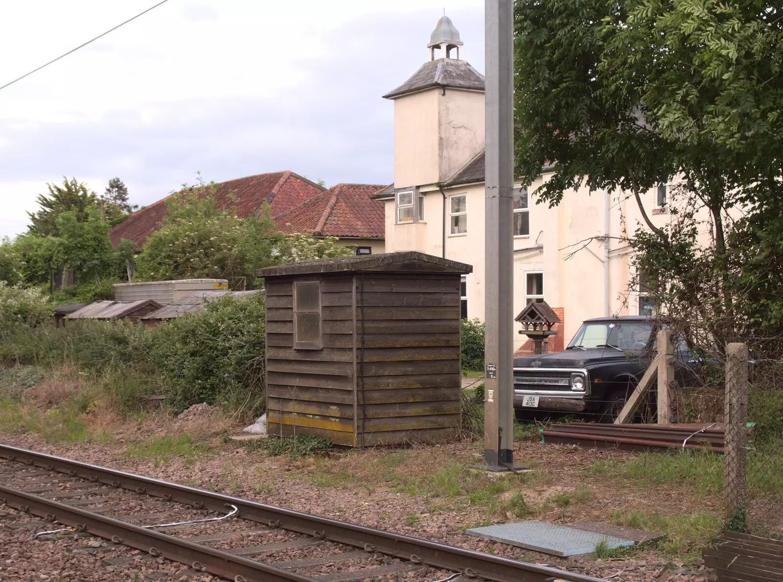 A Mellis shed by the railway line, from The BSCC at the Mellis Railway and The Swan, Brome, Suffolk - 8th June 2017