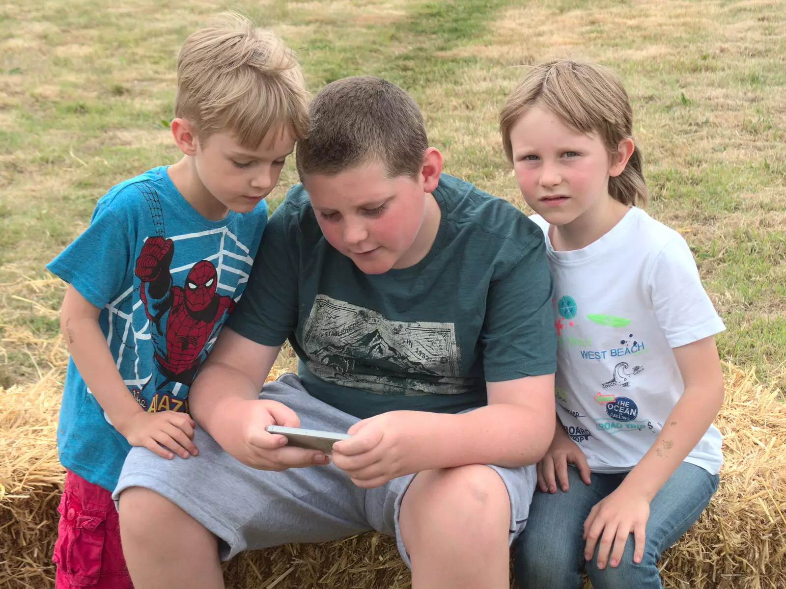 Harry and Oak watch Matthew's game, from Thrandeston Pig, Little Green, Thrandeston, Suffolk - 25th June 2017