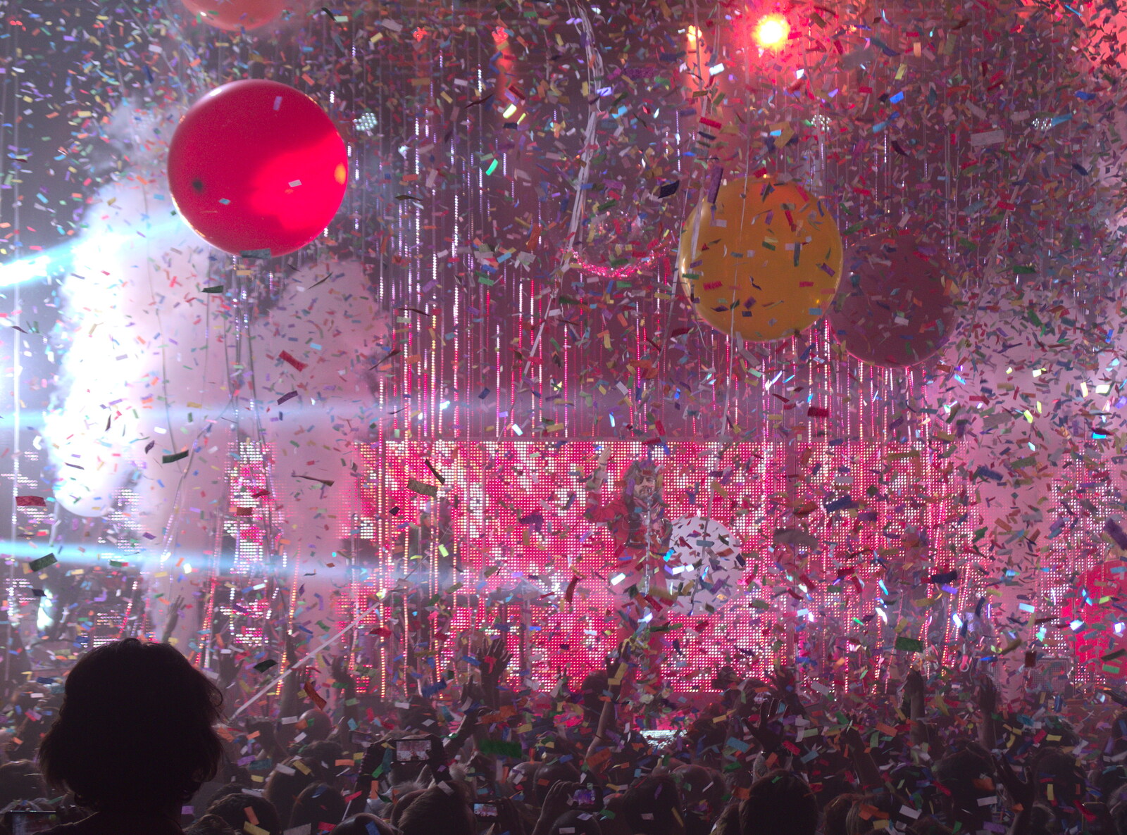 A load of balloons and a hundred confetti cannons from Flaming Lips at the UEA, Norwich, Norfolk - 26th June 2017