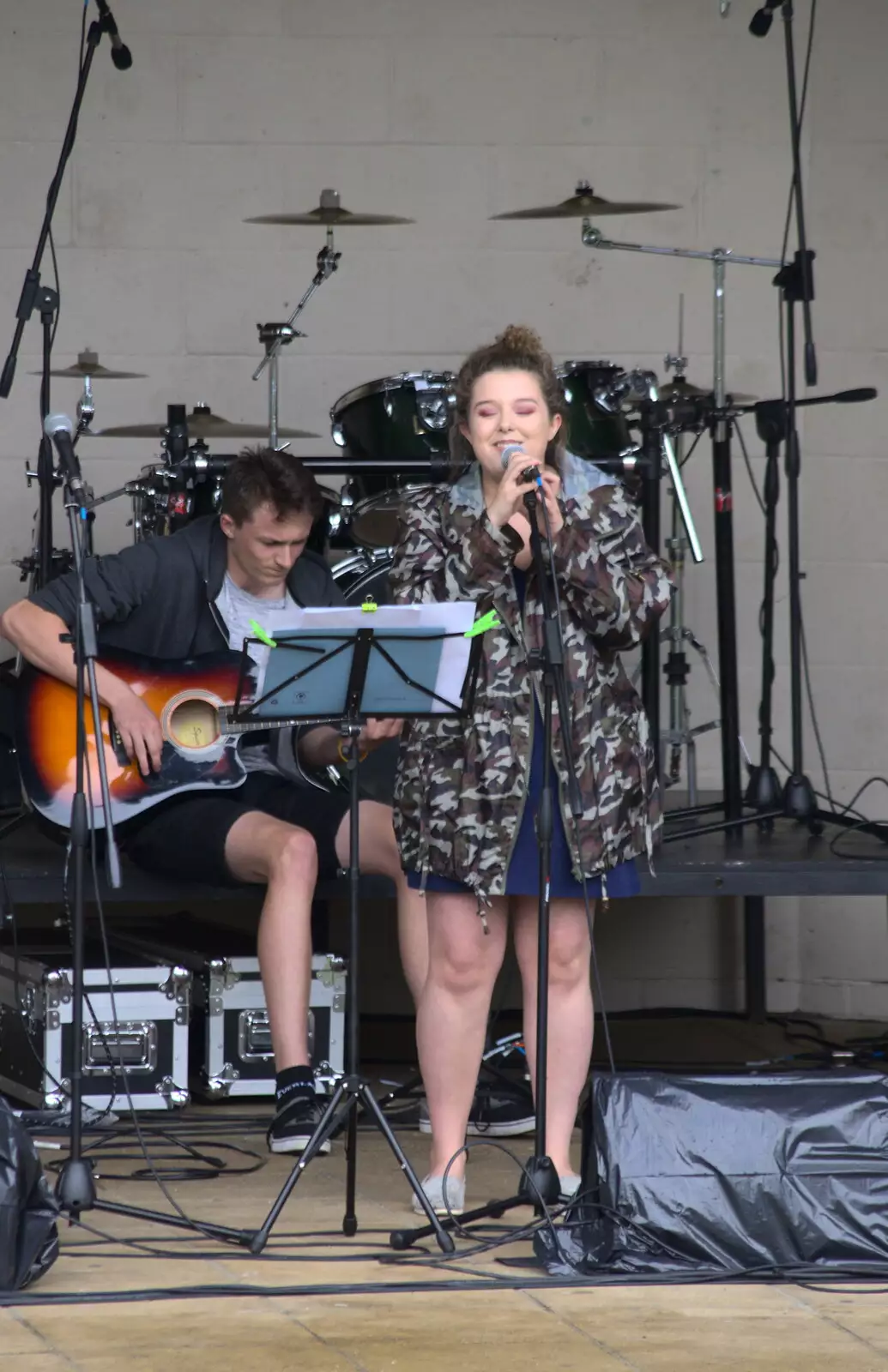 There's some more singing, from Diss Fest, or Singin' in the Rain, Diss, Norfolk - 23rd July 2017