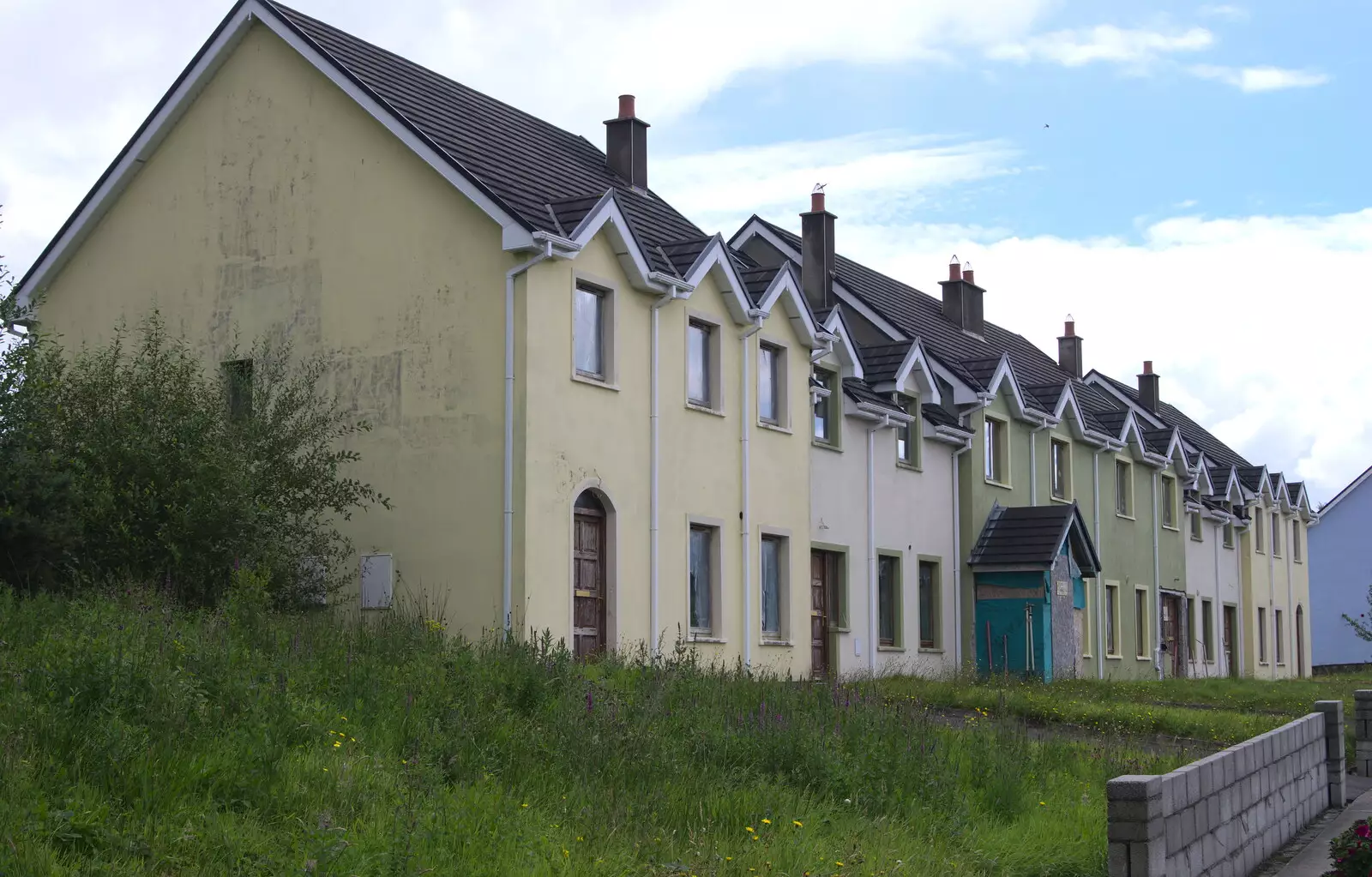 More finished but empty housing, from Baile an Sceilg to An tSnaidhme, Co. Kerry, Ireland - 31st July 2017