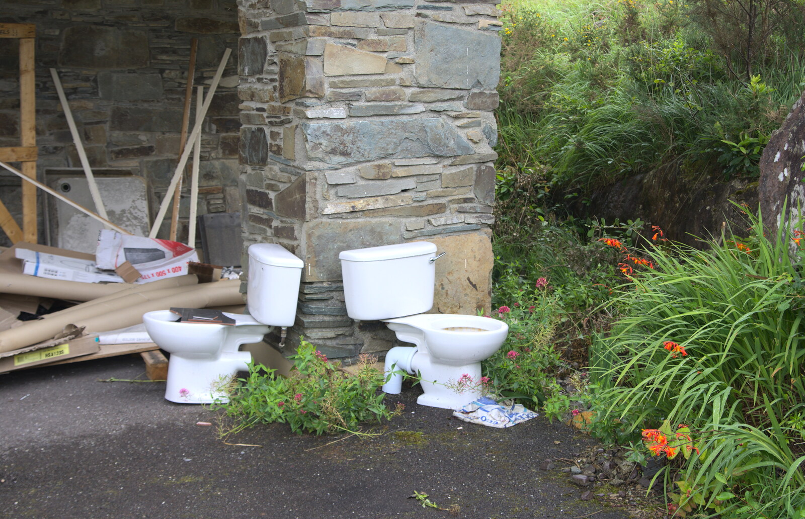 A couple of convenient outside toilets from In The Sneem, An tSnaidhm, Kerry, Ireland - 1st August 2017
