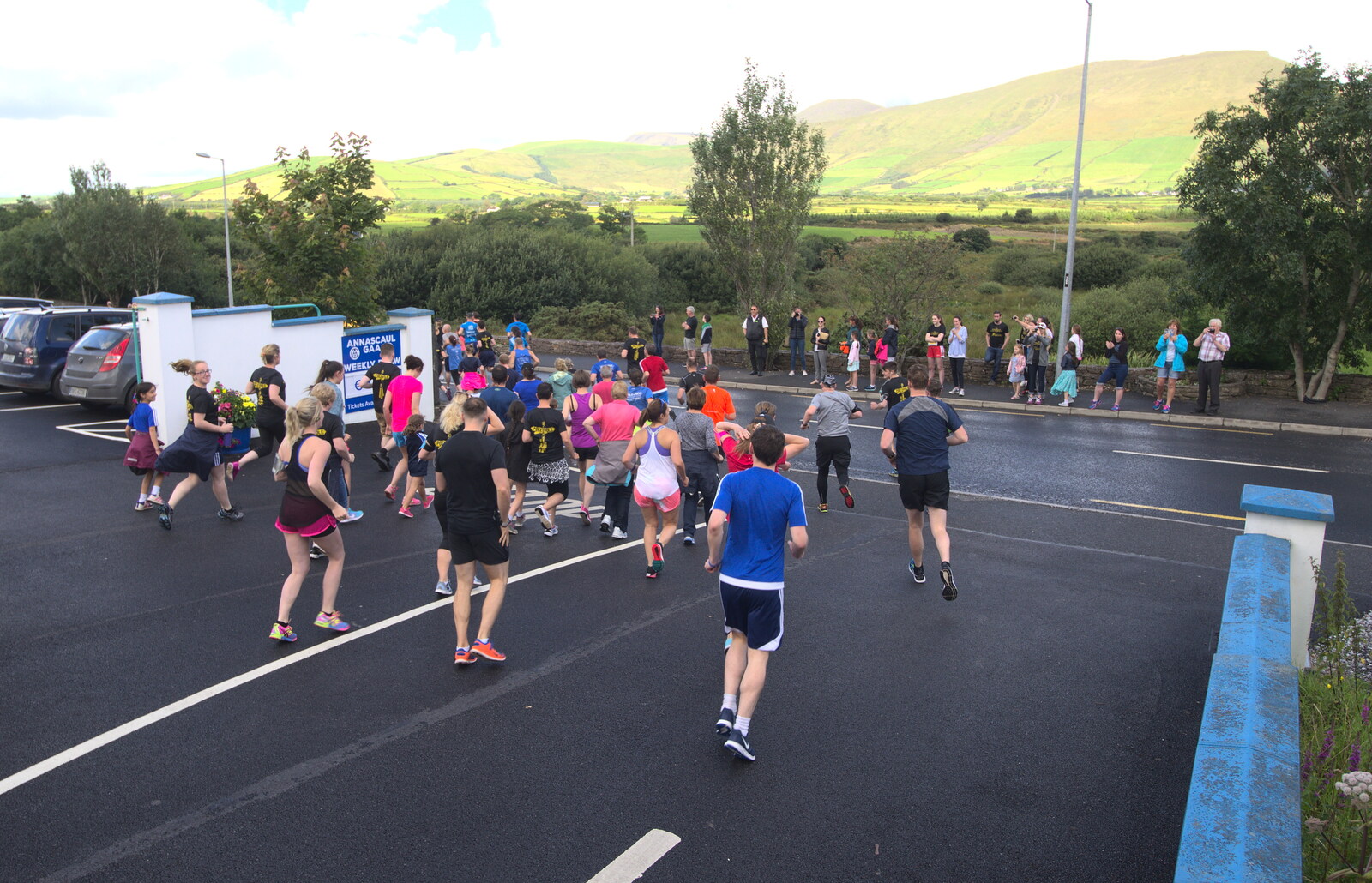 The serious runners head off from The Annascaul 10k Run, Abha na Scáil, Kerry, Ireland - 5th August 2017