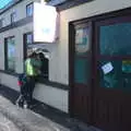 Isobel peers into an abandoned shop, Surfing Achill Island, Oileán Acla, Maigh Eo, Ireland - 8th August 2017