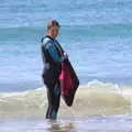 Isobel looks back, Surfing Achill Island, Oileán Acla, Maigh Eo, Ireland - 8th August 2017