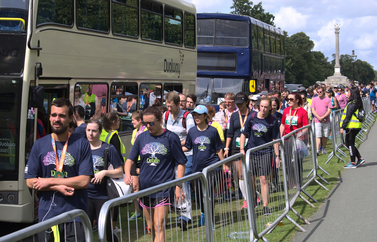 There's a big queue for the bus from Isobel's Rock'n'Roll Half Marathon, Dublin, Ireland - 13th August 2017