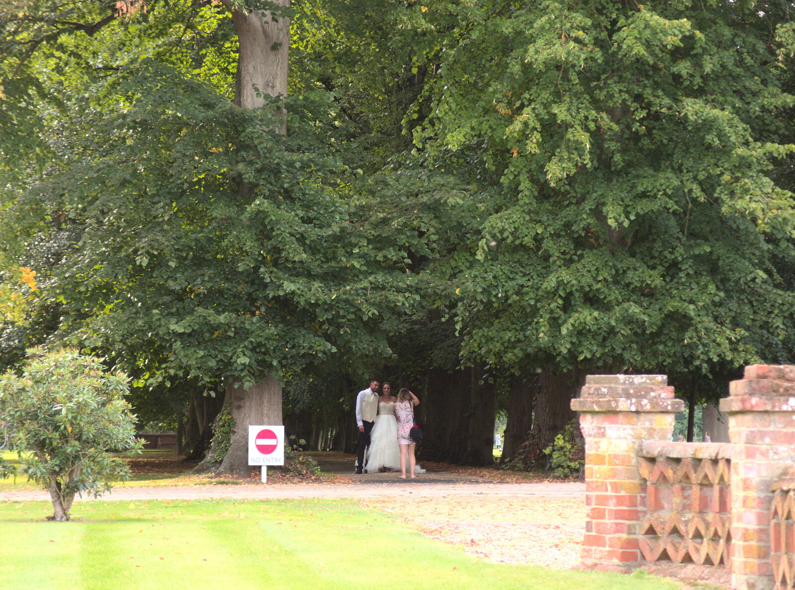A wedding photo occurs up the Oaksmere's drive from The BSCC at Yaxley and the Hoxne Beer Festival, Suffolk - 31st August 2017