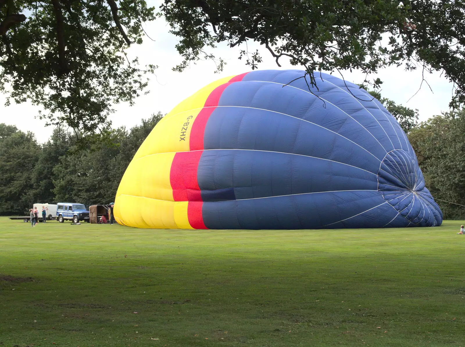 The Wizard ballon inflates, from The BSCC at Yaxley and the Hoxne Beer Festival, Suffolk - 31st August 2017