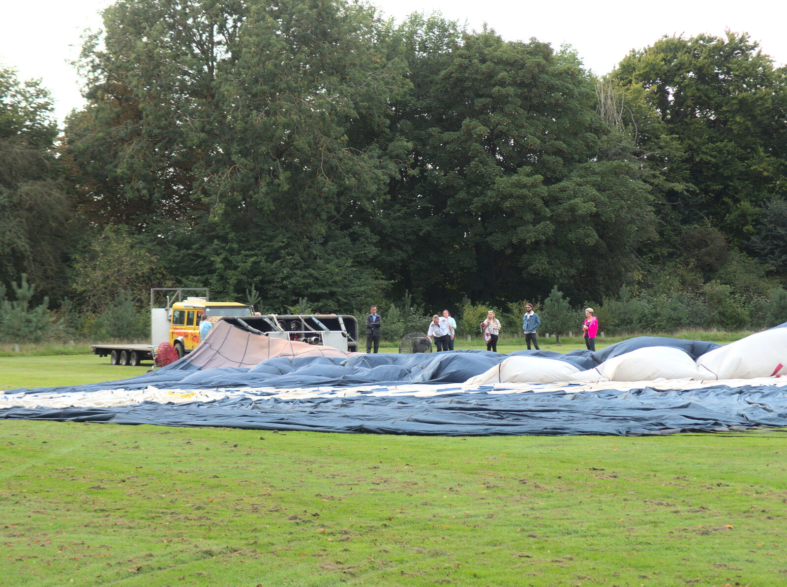 The BSCC at Yaxley and the Hoxne Beer Festival, Suffolk - 31st August 2017: Another balloon is prepared