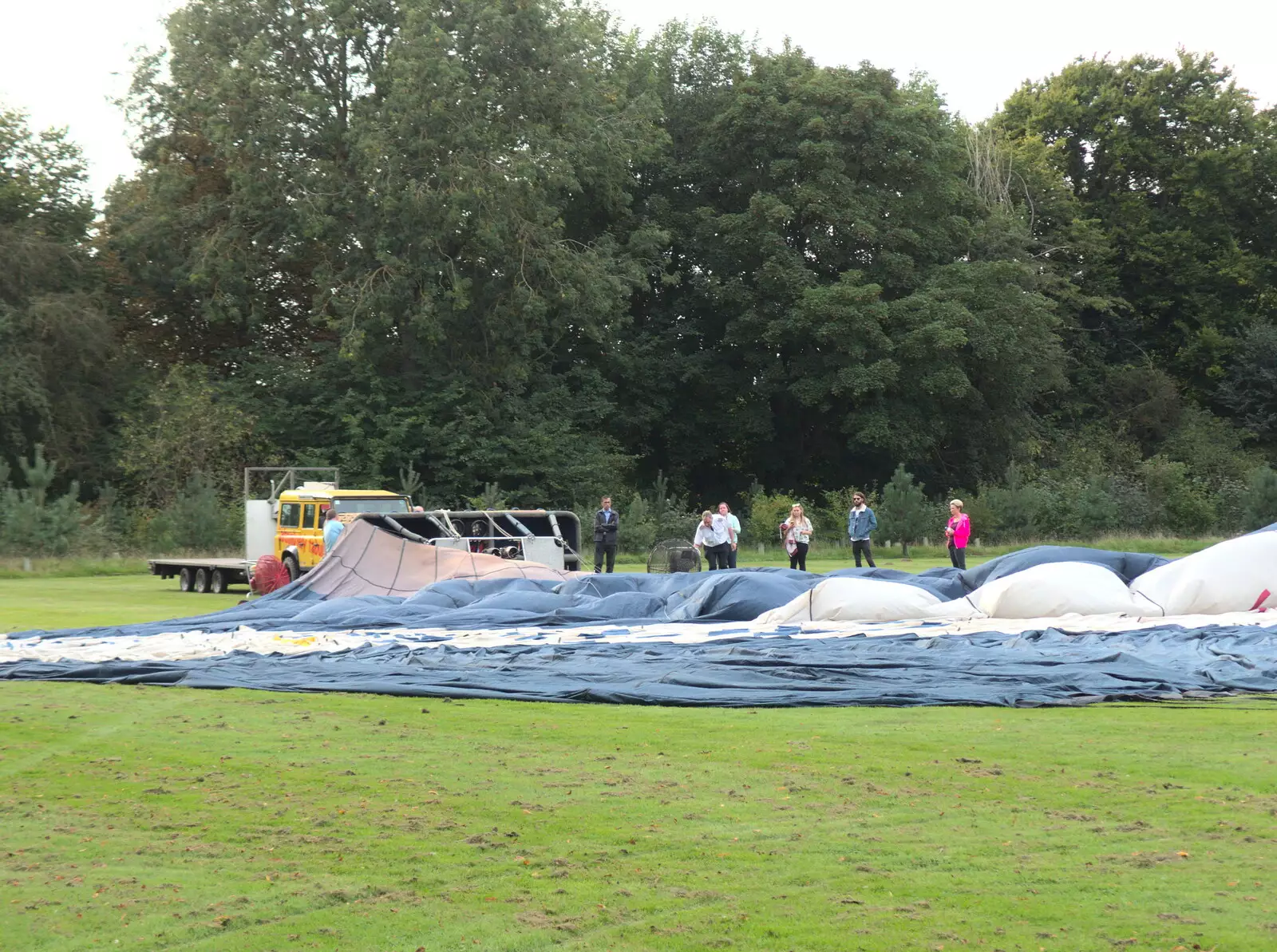 Another balloon is prepared, from The BSCC at Yaxley and the Hoxne Beer Festival, Suffolk - 31st August 2017