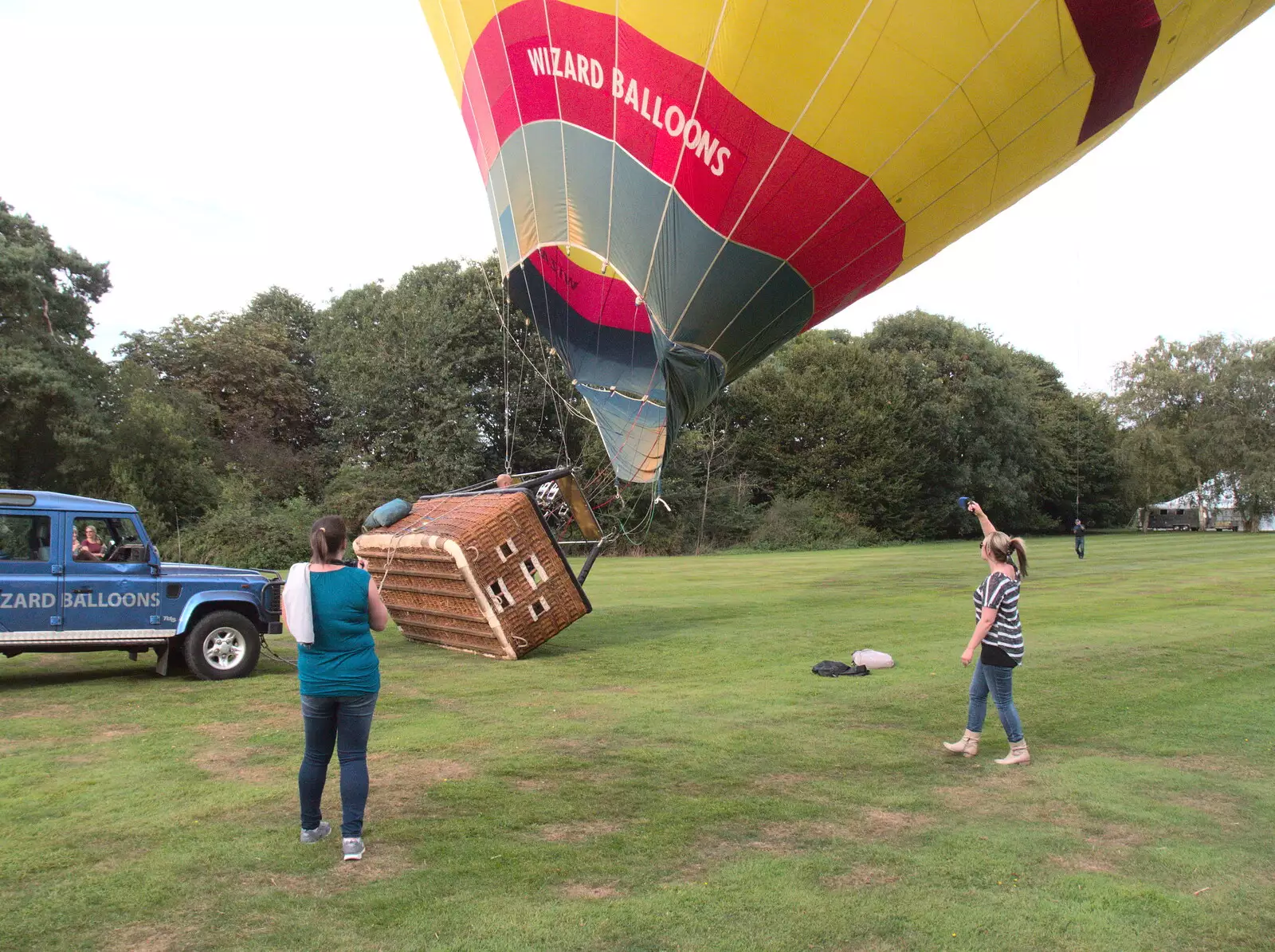 The basket lifts off, from The BSCC at Yaxley and the Hoxne Beer Festival, Suffolk - 31st August 2017