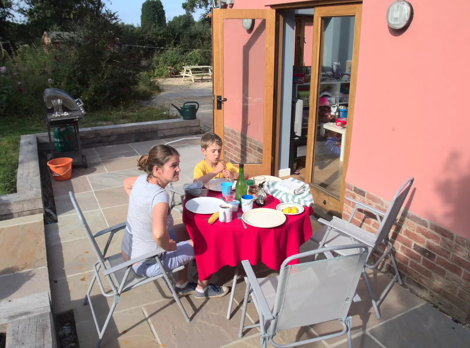 Isobel and Fred on the patio, from The BSCC at Yaxley and the Hoxne Beer Festival, Suffolk - 31st August 2017