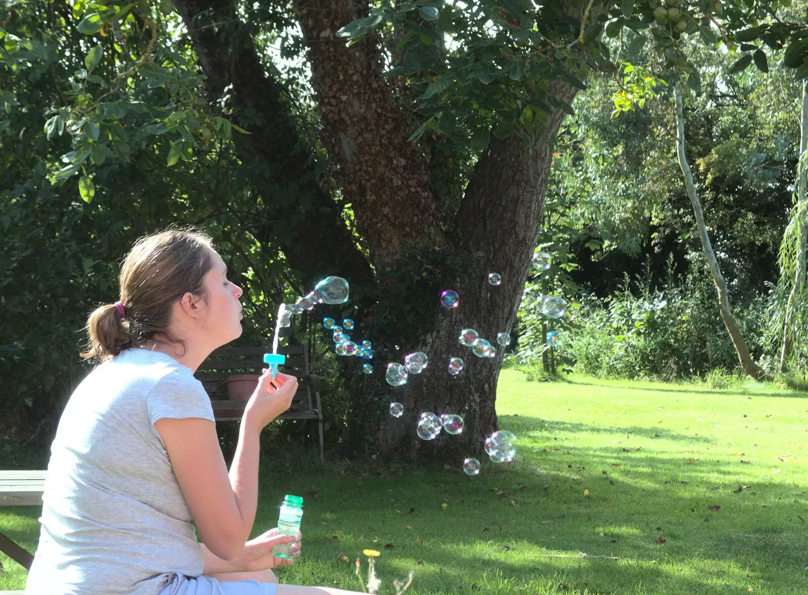 Isobel blows bubbles, from The BSCC at Yaxley and the Hoxne Beer Festival, Suffolk - 31st August 2017