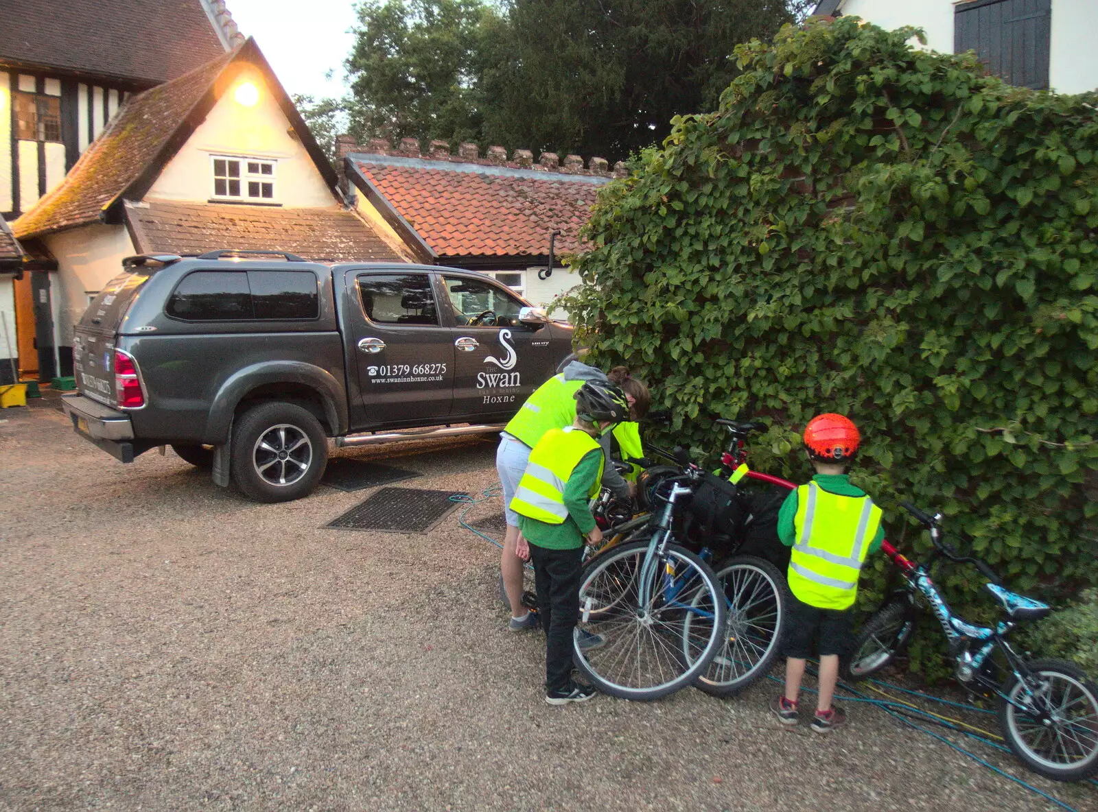 We load up the bikes, from The BSCC at Yaxley and the Hoxne Beer Festival, Suffolk - 31st August 2017