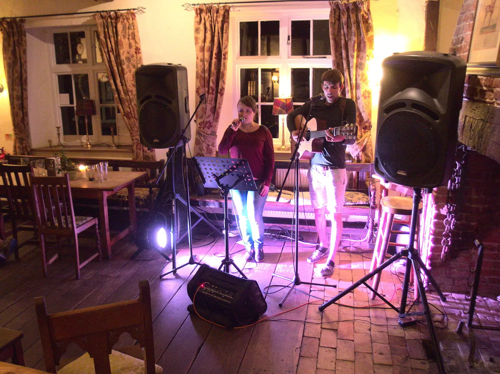 A singing duo, from The BSCC at Yaxley and the Hoxne Beer Festival, Suffolk - 31st August 2017